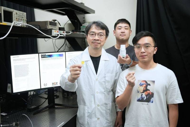中央大學光電系教授鄭恪亭（左）帶領的研究團隊，揭露由膽固醇液晶結構形變後所引發的特殊光學現象，應用在液晶光學元件、光通訊及熱感應裝置都極具潛力。（中大提供）