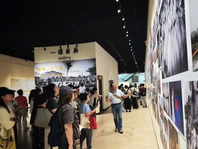 「廣場上的力量–解嚴後中正紀念堂社會運動影像展」正在台北中正紀念堂展出中，策展人沈昭良（右淺藍衣者）為參觀民眾進行專場導覽。（中正紀念堂、陶世忠提供）