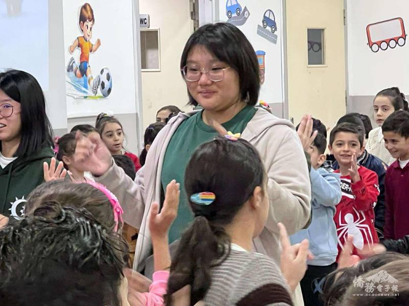 老師王蔚瑄（中）在活動中與學生互動，臉上洋溢著溫暖的笑容