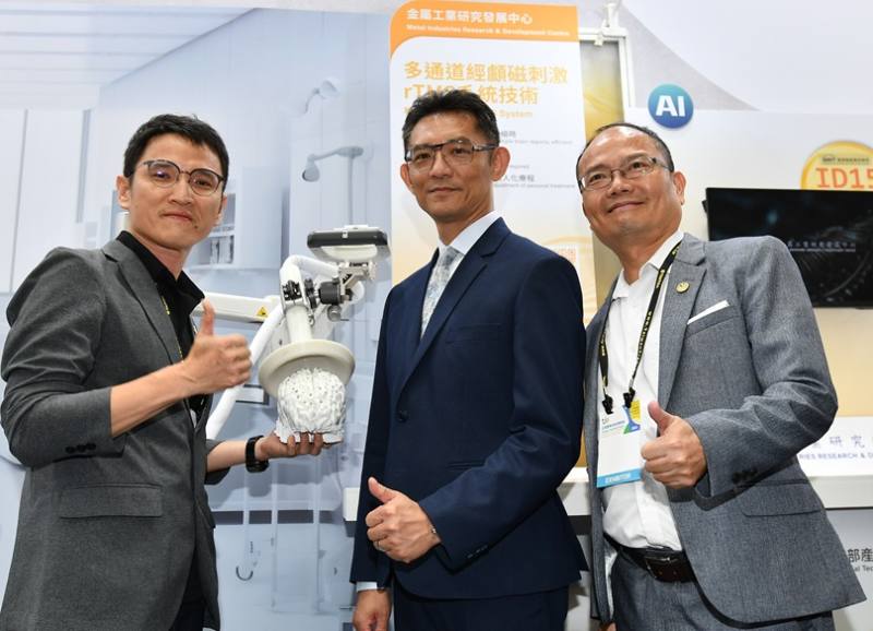金屬中心「多通道經顱磁刺激rTMS系統技術」，用於治療憂鬱症，可同步刺激多個腦部區域，操作簡便、縮短70%治療時間，助台朔重工跨足醫療新領域。貴賓左起為：金屬中心工程師胡博期、經濟部產業技術司司長郭肇中、金屬中心執行長賴永祥