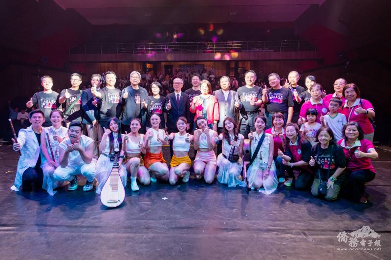 當代樂坊團圓與志工、僑領與觀眾共同完成難忘的夜晚