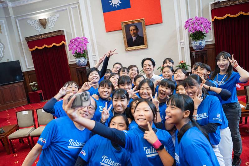 賴清德總統16日上午接見我國參加「2025貝比魯斯聯盟U16世界女子壘球賽」臺北市立北投國民中學代表隊