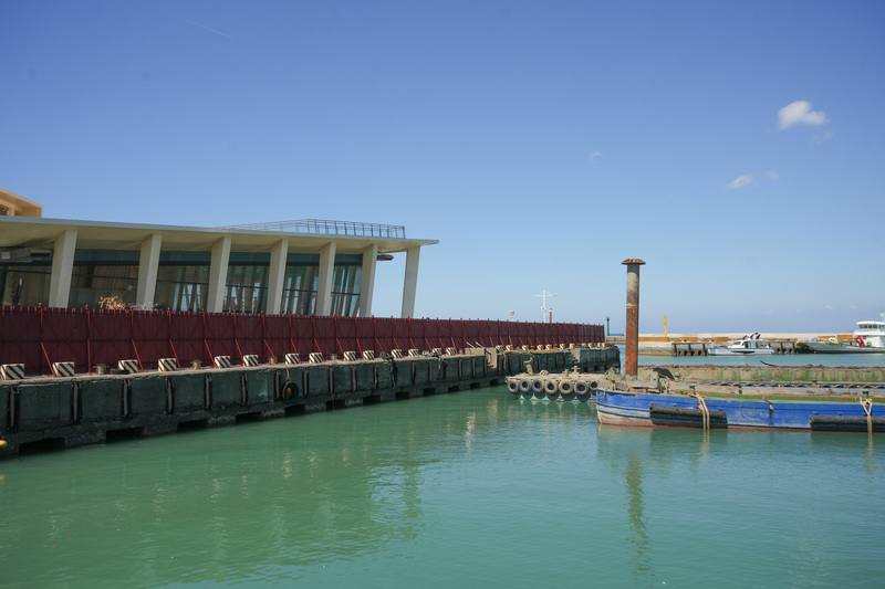 屏東縣政府在看海美術館旁打造「海口漁港遊艇浮動碼頭」，讓西海岸增加1個停泊點，預計完工後可提供27席船位，帶動海洋觀光。