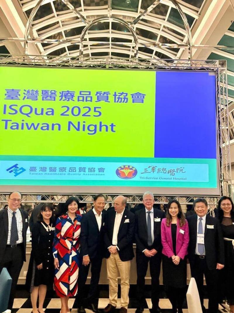 第41屆國際醫療品質協會（ISQua）在巴西聖保羅盛大舉行，台灣醫療品質協會副秘書長任寶玲（右起）、台灣外科醫學會理事長蔡建松、駐聖保羅辦事處處長朱怡靜、ISQua執行長Carsten Engel、ISQua理事長Ezequiel Garcia Elorrio、聖保羅葉氏醫院院長葉倫群、葉夫人柯家玲、醫策會副執行長洪聖惠、三軍總醫院院長陳元皓等人出席台灣之夜。（駐聖保羅辦事處提供）