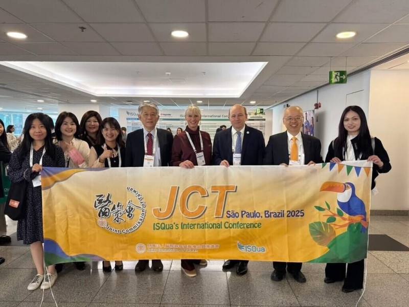 台灣醫界代表團出席巴西聖保羅國際醫療品質協會（ISQua）年會，右2起為醫策會執行長方震中、ISQua理事長Ezequiel Garcia Elorrio、ISQua下屆理事長Ellen Joan van Vliet、醫策會董事王拔群、醫策會副執行長洪聖惠。（駐聖保羅辦事處提供）