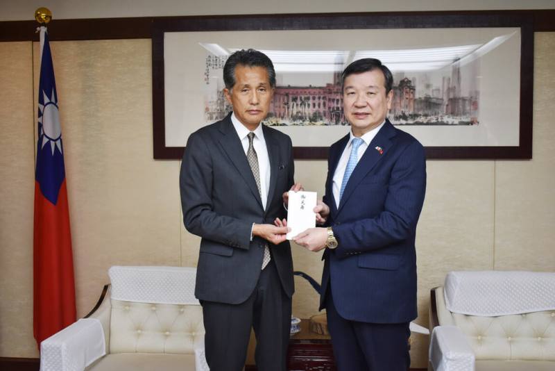 駐日代表李逸洋（右）16日會晤一般財團法人「笠間市立農業公社」代表理事、笠間市長山口伸樹，接受該公社捐贈協助台灣花蓮水災重建的義援金。（駐日代表處提供）