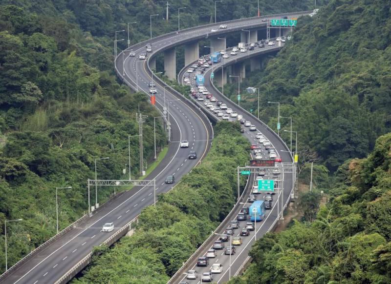 高公局17日公布預估國道尖峰時段，建議民眾連假前兩日國5南向在凌晨5時前或傍晚5時後出發。圖為國道5號南向南港到石碇路段（中央社檔案照片）