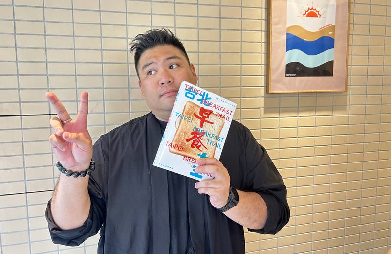 「真芳碳烤吐司」創辦人張文哲近期策畫推出「台北早餐大王」一書，收錄50家台北早餐店，引領大眾咀嚼城市生活百態，16日在台北「真芳碳烤吐司」民生敦北店舉行新書發表會