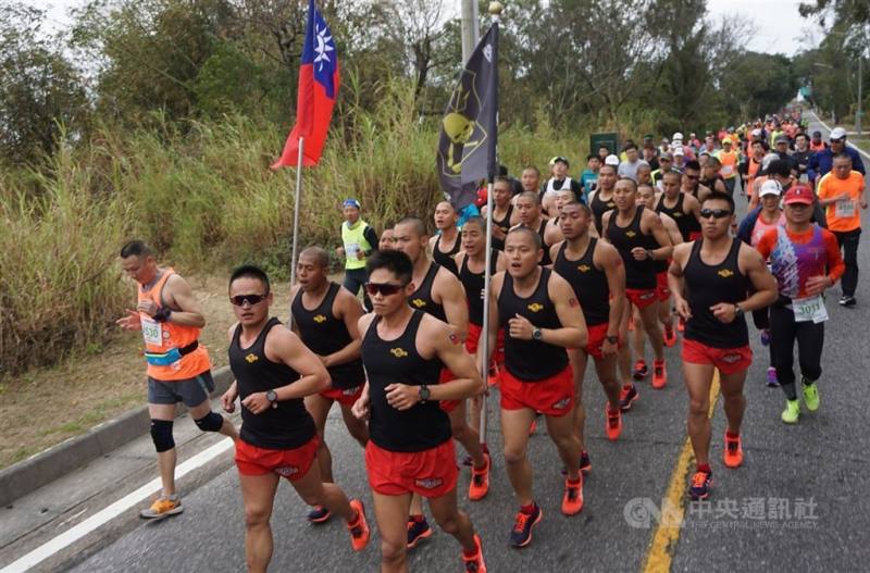 圖為海龍蛙兵參加金門馬拉松。 （中央社檔案照片）