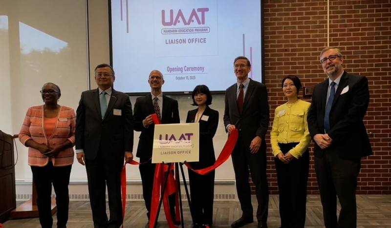 伊利諾大學系統香檳分校文理學院院長巴頓（左起）、駐芝加哥辦事處長類延峰、伊大校香檳分校東亞中心主任溫特斯、清華大學副國際長王翔郁、伊大系統主管國際事務副總校長華爾希、伊大系統主管創新及發展助理副總校長Jodi Hong及伊大香檳分校全球事務處執行長戴維拉等，出席台美華語文中心揭牌儀式。（駐芝加哥辦事處提供）