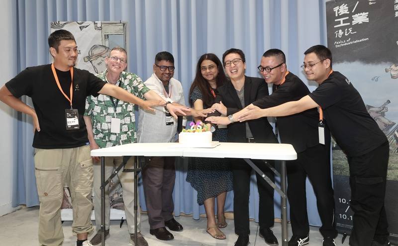 台灣國際民族誌影展開幕記者會16日下午在台北舉行，適逢影展創辦25年，現場也切起生日蛋糕慶祝，祝福影展順利進行