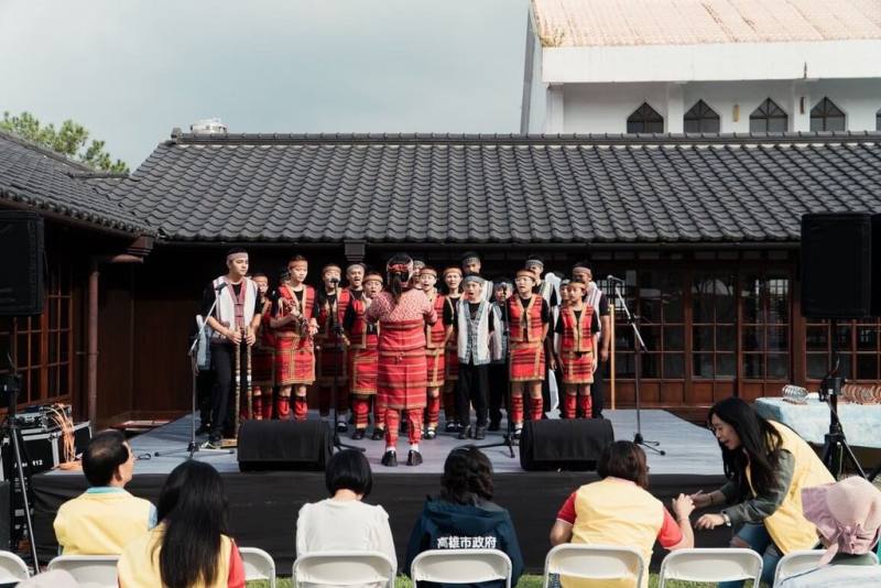 2025六龜觀光藝文季以「音樂串起山城熱情」為主題，11月將在高雄六龜老街登場，六龜區公所邀請客家劇團、客家歌手、客家電音樂團、在地樂團、育幼院合唱團等演出。圖為2024年活動情形。（六龜區公所提供）