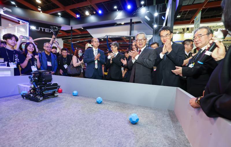 台灣創新技術博覽會未來科技館展出220件創新技術，國科會主委吳誠文於展區參觀竹科實驗中學學生打造的機器人，展現臺灣培育人才自主研發的實力。