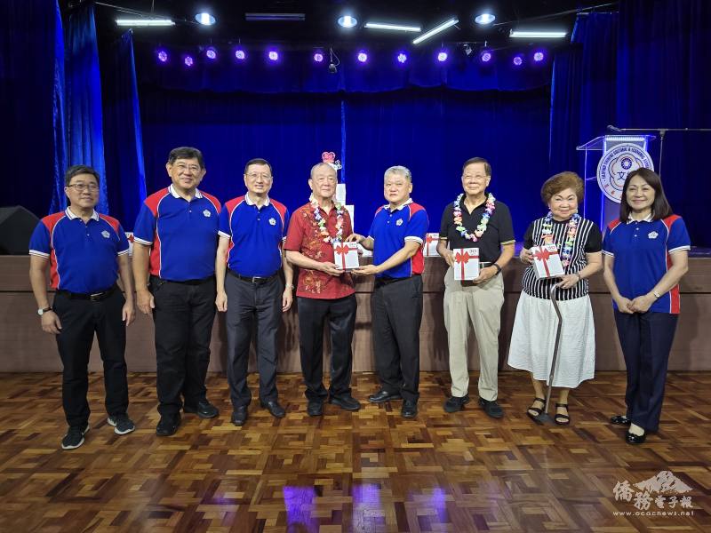 陳柏材（左3）、莊杰森（右4）、黃仲廷（左2）、梁俊如（右1）及陳立人（左1）代表文總贈送小燈檯紀念品予僑務諮詢委員柯孫河（左4）等人