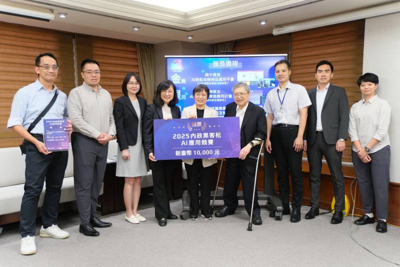 部長劉世芳與獲獎團隊合影
