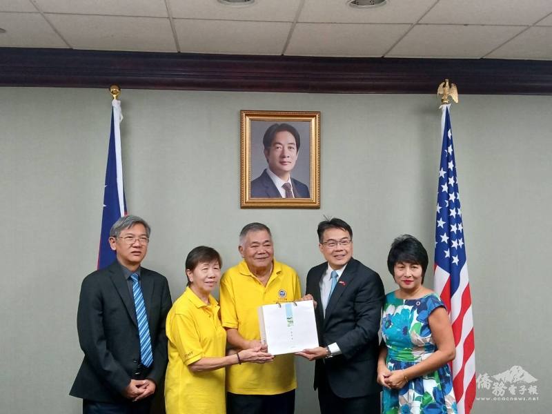 周啟宇（右2）致贈禮品答謝關永發（中）、分會會長鄧詠嫻（右1）等一行