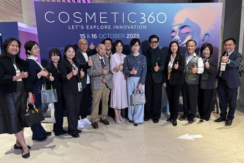 巴黎Cosmetic 360美妝創新展於10月15日、16日舉行，台灣有3家廠商參展。駐法國代表郝培芝（右6）參觀時，肯定業者利用台灣科技優勢打進國際舞台