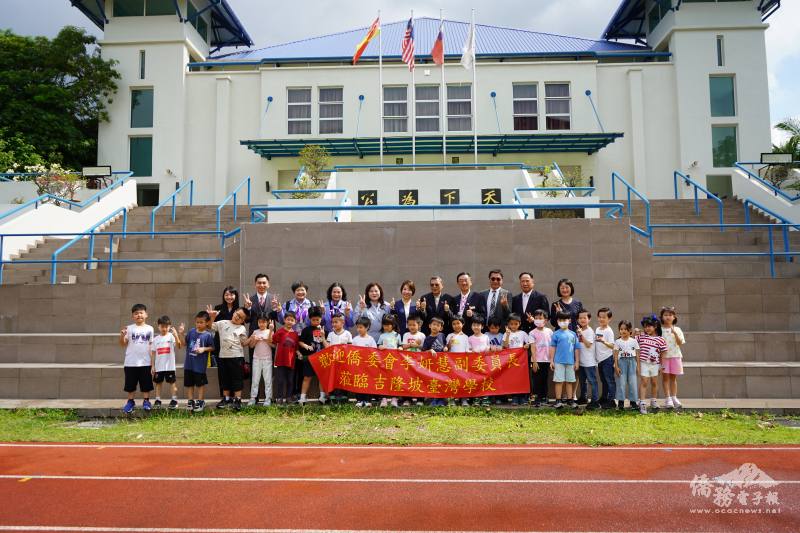 李姸慧和吉臺校團隊及學生合影