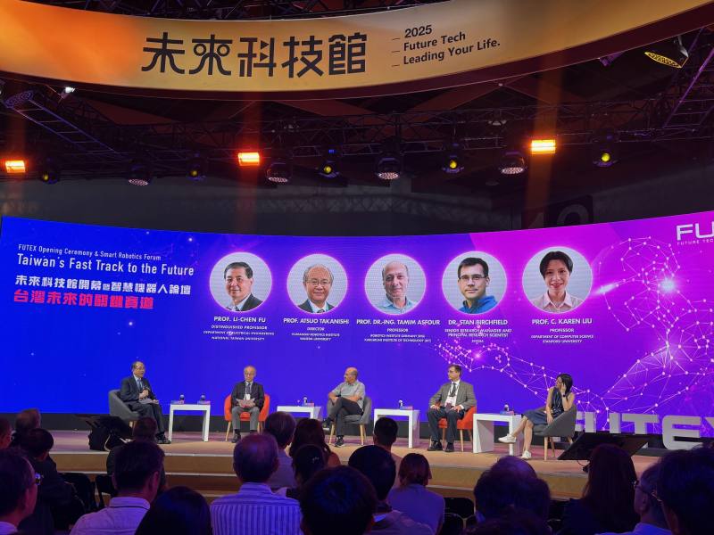 未來科技館開幕以「智慧機器人論壇：臺灣未來的關鍵賽道」為題，邀請國內外頂尖專家探討智慧機器人的發展趨勢。