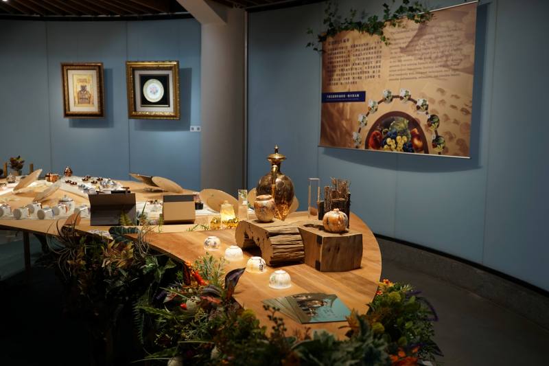 展覽呈現徐瑞芬藝術家徐瑞芬跨越二十餘年的藝術行旅，融合東西方文化精髓，為當代瓷繪工藝開創嶄新視野。