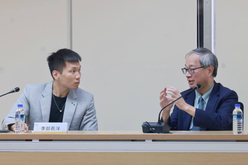 內閣成員中年紀最長及最輕，也同時是以專業身份出任的文化部長李遠（右）及運動部長李洋（左）16日首度進行雙部會合作會面。