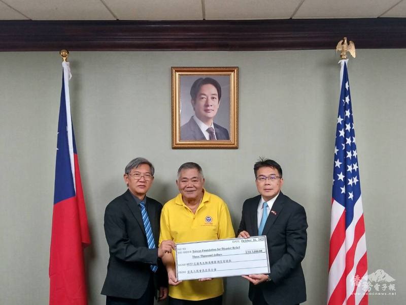 全美安良工商會總理關永發（中）代表捐贈花蓮善款，駐邁阿密辦事處處長周啟宇（右）及僑務秘書黃士聰（左）表達由衷感謝