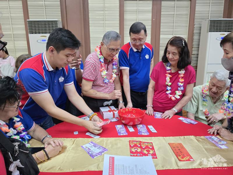 「博狀元」擲骰子遊戲，陳柏材將6粒骰子投擲大碗公內