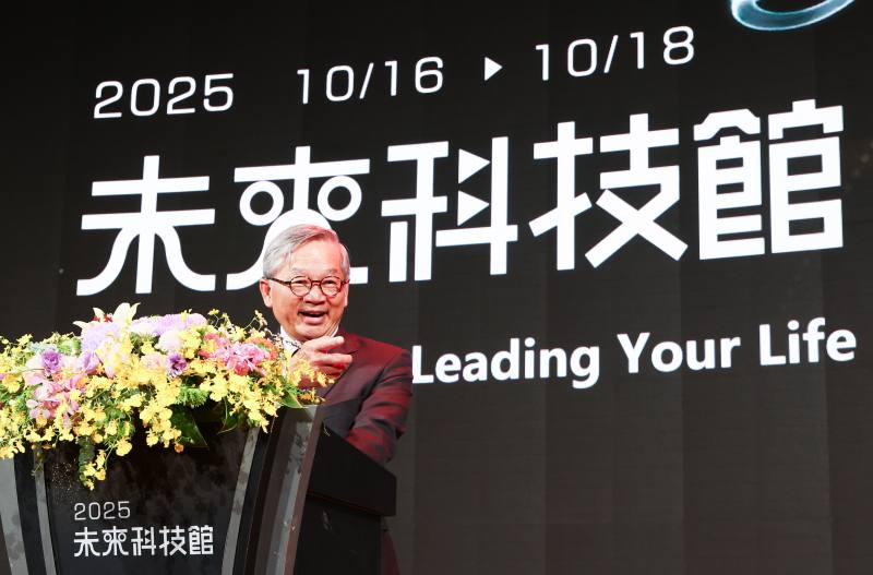 國科會主委吳誠文16日於未來科技館開幕論壇致詞時表示，智慧機器人是攸關臺灣未來競爭力重大關鍵，透過跨部會推動「智慧機器人產業推動方案」，讓AI與機器人的應用真正走入社會、服務大眾。