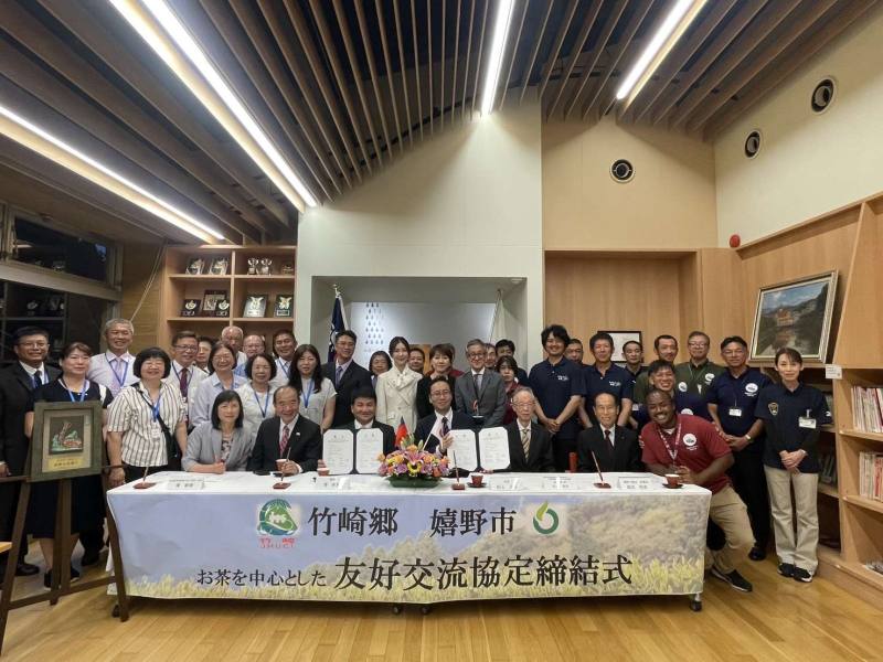 出席見證的來賓包括佐賀縣議會日台友好促進議員連盟石井秀夫會長、鹿島市長松尾勝利、太良町代表、駐福岡辦事處陳銘俊處長等人。圖：福岡辦事處提供