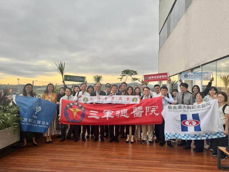 台灣醫界代表團出席在巴西聖保羅盛大舉行的2025年第41屆國際醫療品質協會（ISQua）年會，期間參訪聖保羅葉氏醫院。（駐聖保羅辦事處提供）