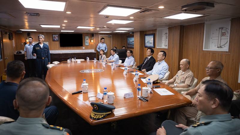 總統抵達後，首先登上左營軍艦聽取「海強操演」簡報，並觀看紀實回顧影片