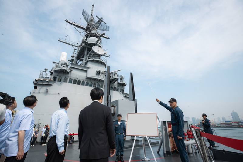 總統進行現地視導，依序至指揮管制室、前甲板及直升機庫，聽取海上指揮管制及防空接戰流程說明，以及防空武器及艦載無人機等介紹
