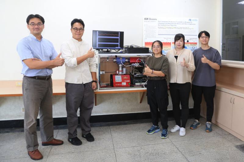 國立中山大學海洋科學系教授黃蔚人（左）與博士後研究員高愷嶸（左2）主導的研究團隊，透過平衡器進樣式質譜儀發現，颱風可協助促進海洋的生產力與二氧化碳吸收能力，研究成果登國際期刊。（中山大學提供）