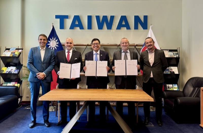 駐斯洛伐克代表李南陽（中）與斯洛伐克科技大學校長史特密（Maximilián Strémy，左2）與斯洛伐克國家科學院電機工程研究所所長康伯爾（Vladimír Cambel，右2）16日簽署「半導體實驗室及研發」第3期合作協議。（駐斯洛伐克代表處提供）