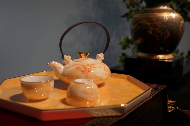 徐瑞芬運用當代觀點重構傳統工藝，使作品超越視覺的美感呈現，轉化為對文化交會與生命流動的深刻詮釋。