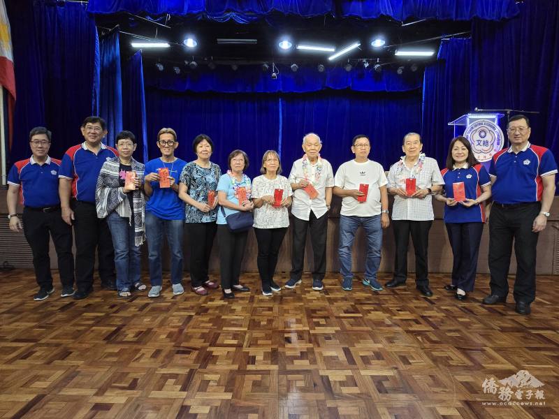 陳柏材（右1）等人與9位「狀元」幸運兒合影