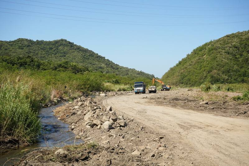 屏東縣楓港溪河床每年乾季種植西瓜，種植季節開始，瓜農機具16日進入河床整地；鄰近獅子鄉新路社區居民反映，雞糞施肥異味重為常年問題，希望河床不要種西瓜，但聲音一直沒被聽到