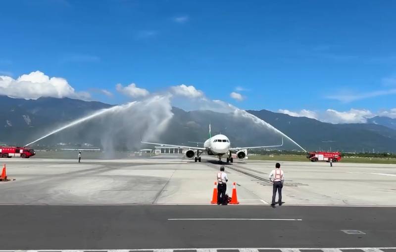 台東-澎湖雙向包機17日首航，台東豐年機場安排噴水儀式，歡迎客機從澎湖抵達台東