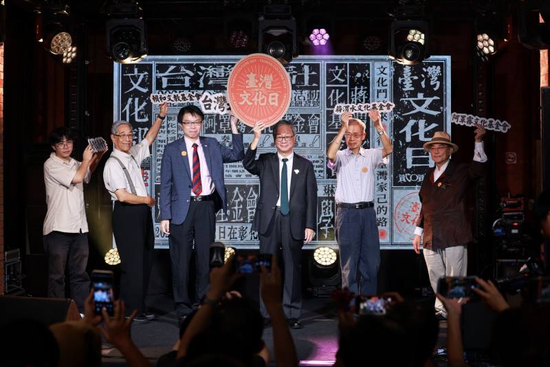 「2025臺灣文化日」活動開跑，策展人暨裝咖人樂團主唱張嘉祥（左起）、賴和文教基金會董事長賴悅顏、臺灣北社社長羅浚晅、文化部長李遠、蔣渭水文化基金會董事蔣朝根、阿罩霧文化基金會暨霧峰林家宮保第園區董事長林俊明合影。