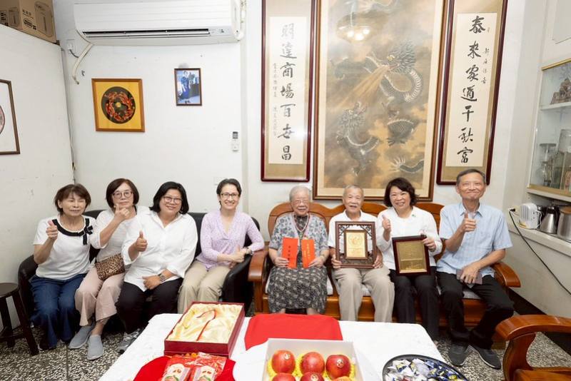 副總統拜訪百歲人瑞陳黃血奶奶