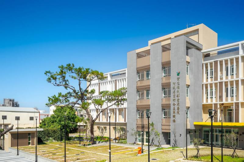 衛生福利部豐原醫院附設后里綜合長照機構歷經2年多籌建，將於民國114年第4季正式落成啟用，院方18日舉辦參觀日暨交通車捐贈儀式，搶先開放民眾參觀設施。（豐原醫院提供）