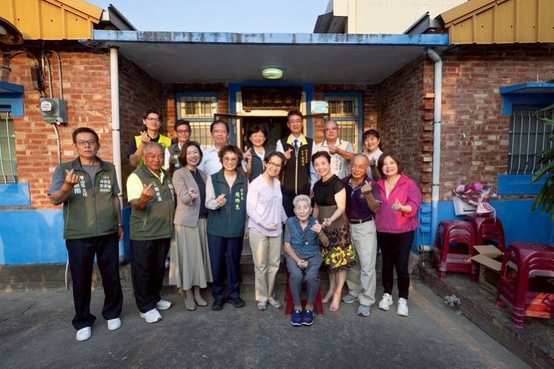 副總統拜訪百歲人瑞謝陳月香奶奶