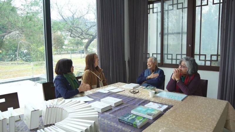 公視台語台文學節目「文學跳曼波」，最新一集拜訪91歲作家李喬（右2），他在節目中暢談台灣文學在戒嚴、解嚴等政治脈絡下的發展與挑戰，並堅定「反抗就是愛」的信念，節目將於21日播出。（公視台語台提供）