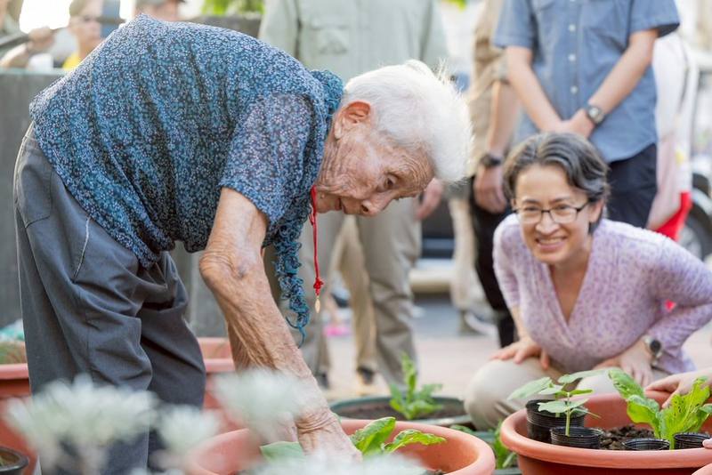 蕭美琴副總統18日下午先後前往嘉義及臺南拜訪百歲人瑞陳黃血奶奶、陳添結爺爺及謝陳月香奶奶