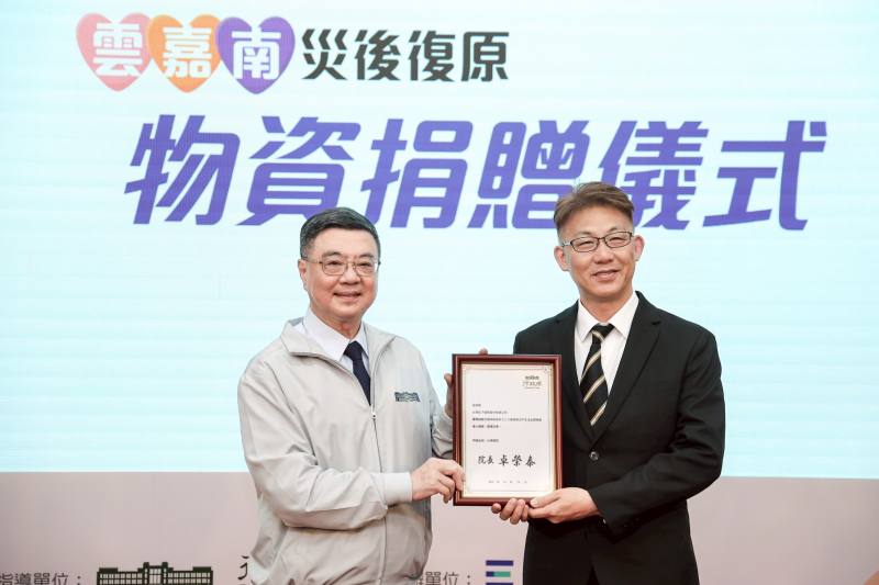 行政院長卓榮泰18日前往臺南市政府民治市政中心出席「雲嘉南災後復原物資捐贈表揚儀式」