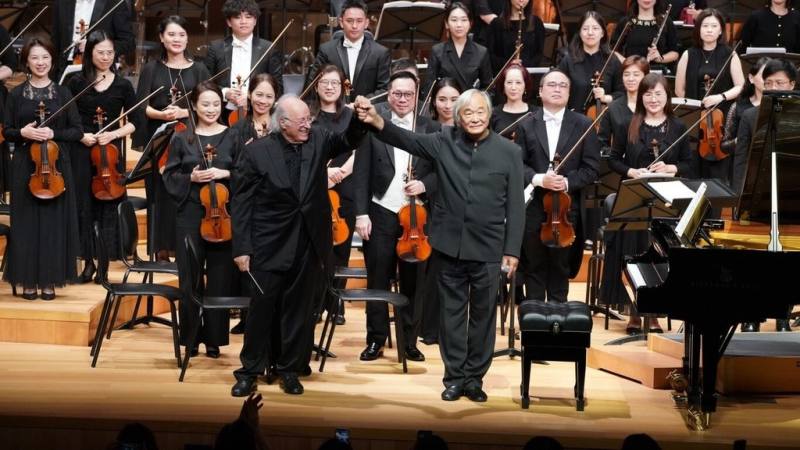 台北市立交響樂團、桂冠指揮殷巴爾（Eliahu Inbal）（左）加上鋼琴家白建宇（右），「金三角」攜手17日晚間在韓國富川藝術中心音樂廳演出蕭邦「第二號鋼琴協奏曲」。（北市交提供）