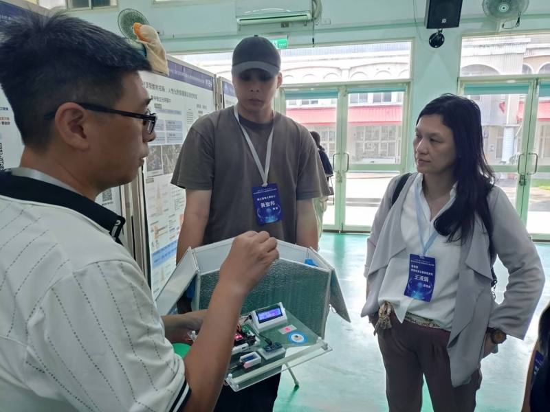 參與競賽教師現場說明課程教材實踐情形