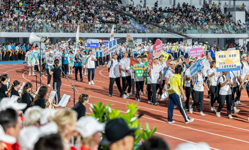 總統與現場貴賓共同見證會旗進場及升旗、運動員與裁判代表宣誓等儀式