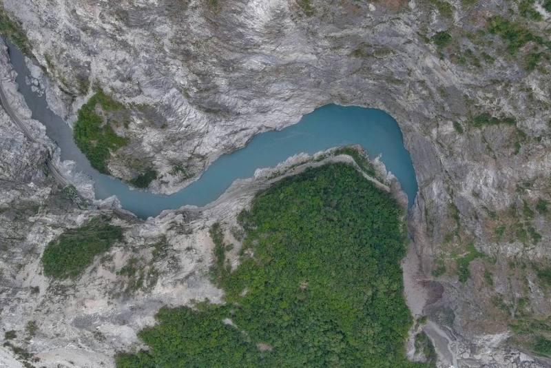 台8線中橫公路靳珩隧道西口因邊坡崩塌造成立霧溪河道阻塞形成堰塞湖，林業及自然保育署花蓮分署評估，有隨時溢滿潰決可能，已協請相關單位緊急疏散下游住戶及太魯閣國家公園園區遊客，公路局封閉天祥至太魯閣路段。（民眾提供）