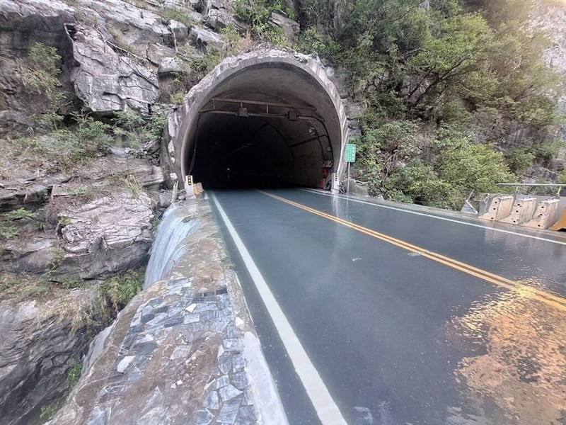 A section of road at Taroko National Park is seen flooded on Saturday. Photo courtesy of the Hualien branch of the Forestry and Nature Conservation Agency